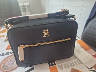 Bolso bandolera Tommy Hilfiger negro y dorado