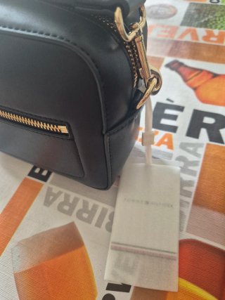 Bolso bandolera Tommy Hilfiger negro y dorado