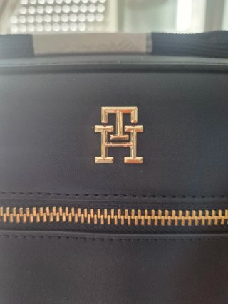 Bolso bandolera Tommy Hilfiger negro y dorado