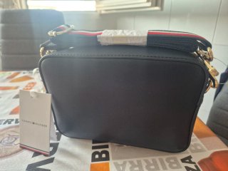 Bolso bandolera Tommy Hilfiger negro y dorado