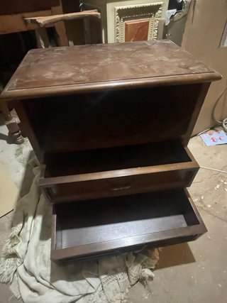 Mesita de noche de madera