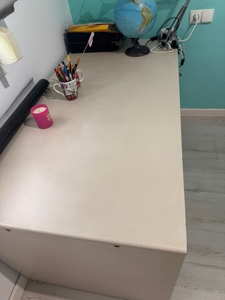 Escritorio de oficina beige con cajonera ymesa aux