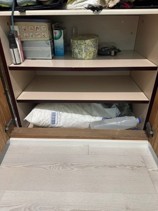 Escritorio de oficina beige con cajonera ymesa aux