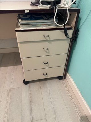 Escritorio de oficina beige con cajonera ymesa aux