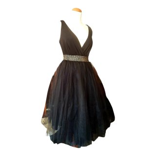 Vestido de fiesta negro con detalles dorados