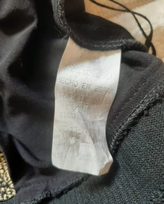 Vestido de fiesta negro con detalles dorados