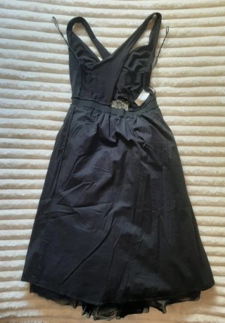 Vestido de fiesta negro con detalles dorados