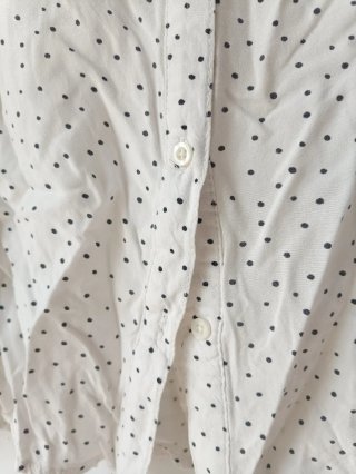 Camisa blanca de lunares estilo clásico
