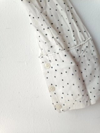 Camisa blanca de lunares estilo clásico
