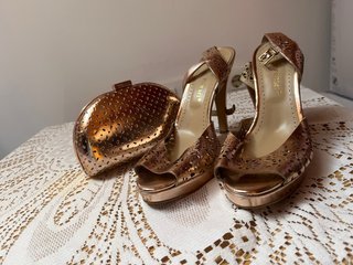 Conjunto Bolso y Zapatos de Tacón Dorados