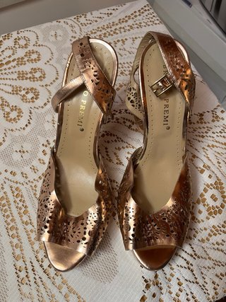 Conjunto Bolso y Zapatos de Tacón Dorados