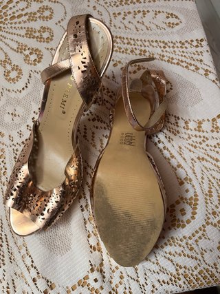 Conjunto Bolso y Zapatos de Tacón Dorados