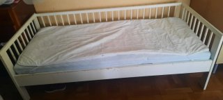 Cama infantil blanca con barrotes