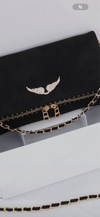Bolso de mujer negro con detalles dorados