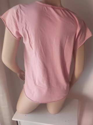 Camiseta rosa con letras plateadas