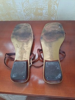 Sandalias Lottusse de cuero marrón