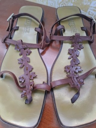 Sandalias Lottusse de cuero marrón