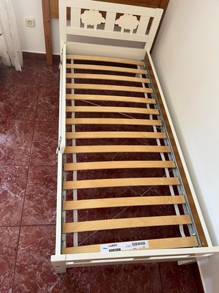 Cama infantil blanca con barrotes decorados