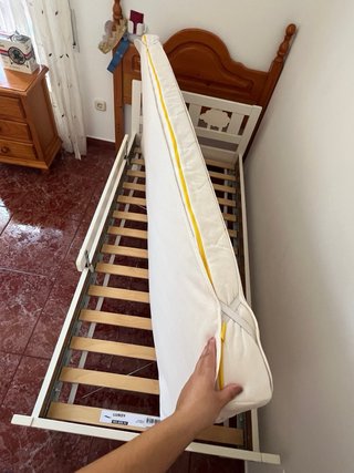 Cama infantil blanca con barrotes decorados