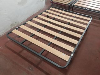 Colchones, somieres, cabecero, mesitas y mesa