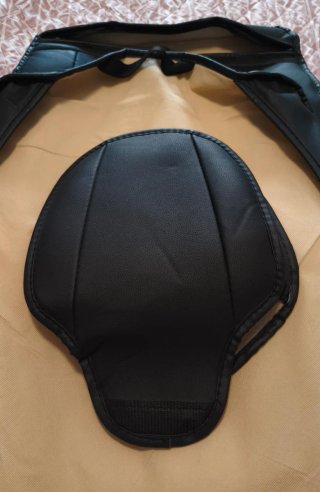 Funda de asiento negra con bordado