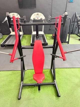 Máquina de musculación profesional roja