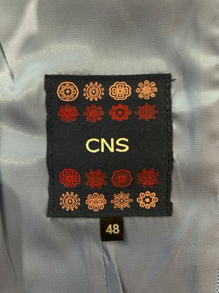 Traje de chaqueta, chaleco y camisa azul