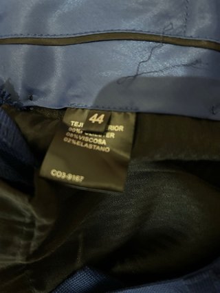 Traje de chaqueta, chaleco y camisa azul