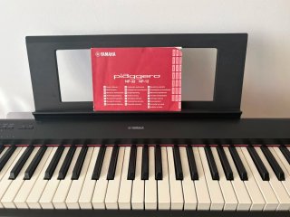 Teclado Digital Yamaha con Soporte