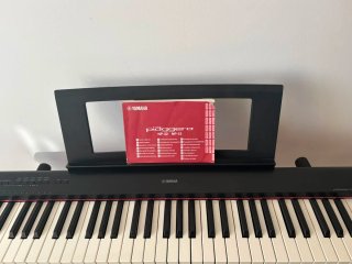 Teclado Digital Yamaha con Soporte