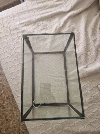 Pecera de cristal y metal