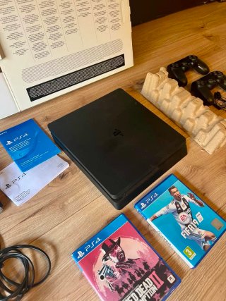 Console PS4 + 2 Giochi + 1 Controller