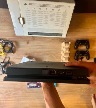 Console PS4 + 2 Giochi + 1 Controller