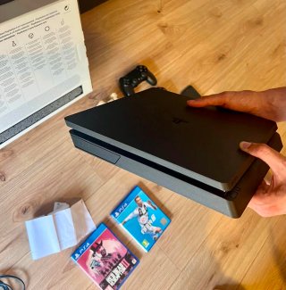 Console PS4 + 2 Giochi + 1 Controller