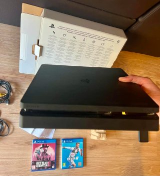 Console PS4 + 2 Giochi + 1 Controller