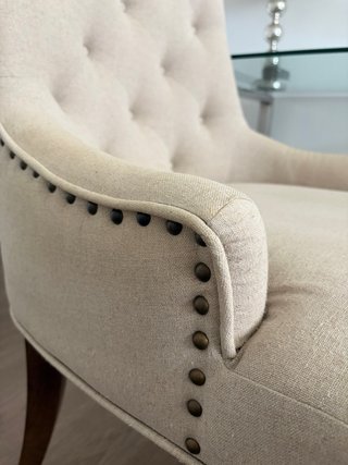 Butaca de lino beige y madera