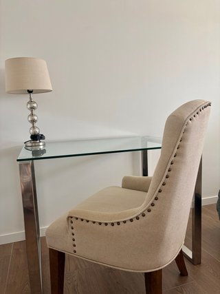 Butaca de lino beige y madera