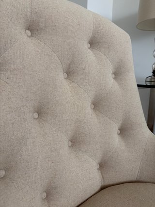 Butaca de lino beige y madera