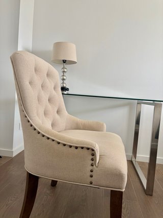 Butaca de lino beige y madera