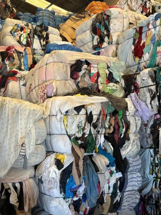 paquetes de ropa variada (~300 kg en 1 paquete)