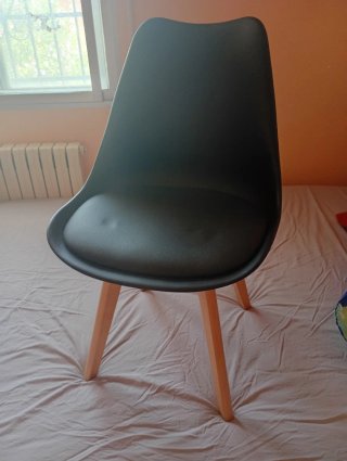 4 sillas de plástico con patas de madera