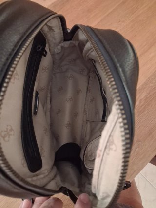 Mochila Guess negra con estrellas