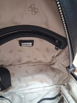 Mochila Guess negra con estrellas