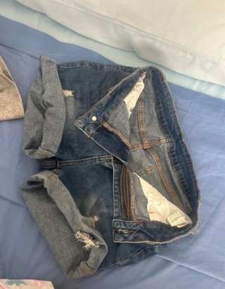 Pantalones cortos vaqueros desgastados