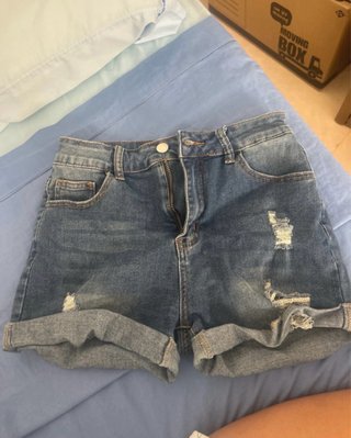 Pantalones cortos vaqueros desgastados