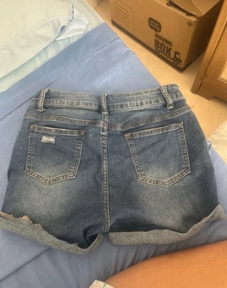 Pantalones cortos vaqueros desgastados