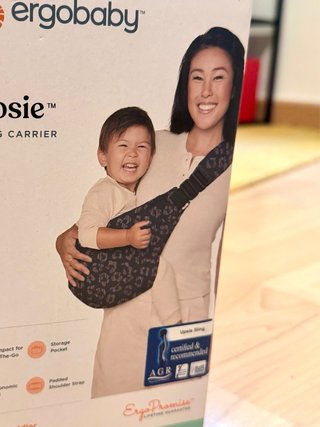 Mochila portabebés Ergobaby Upsie Sling