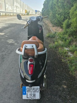 Peugeot Django 125 Scooter Negra y Marrón