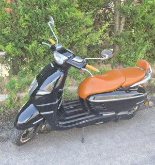Peugeot Django 125 Scooter Negra y Marrón