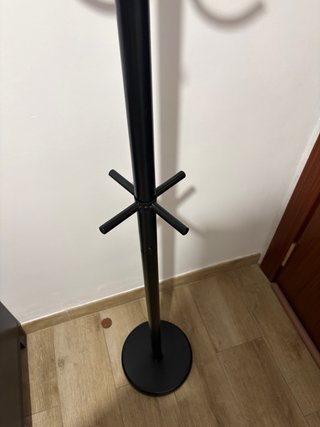 Perchero de pie negro